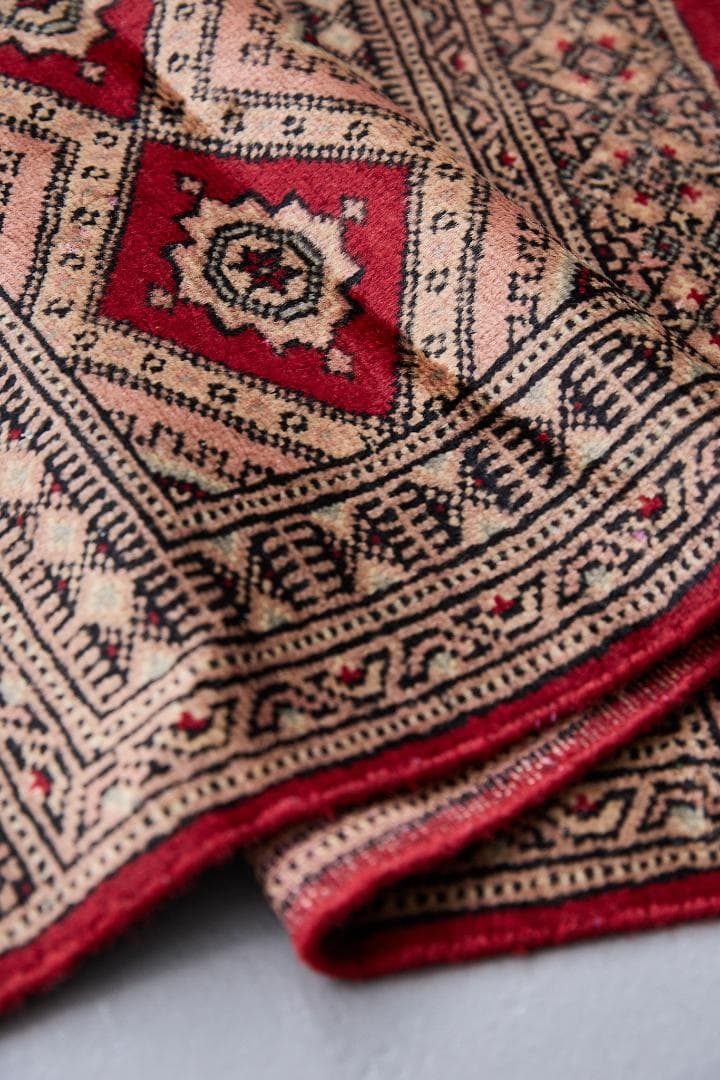 ヴィンテージラグ　トライバルラグ　パキスタン産（100×59cm）ベージュ　赤