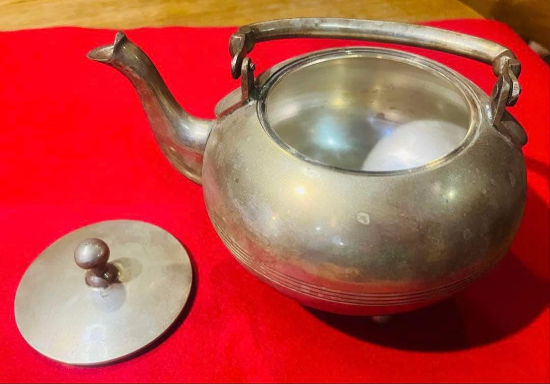 美しきシルバー製ポット