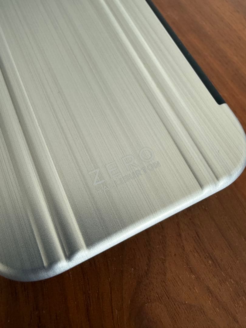 ゼロハリバートンiPhone16Pro 手帳タイプ