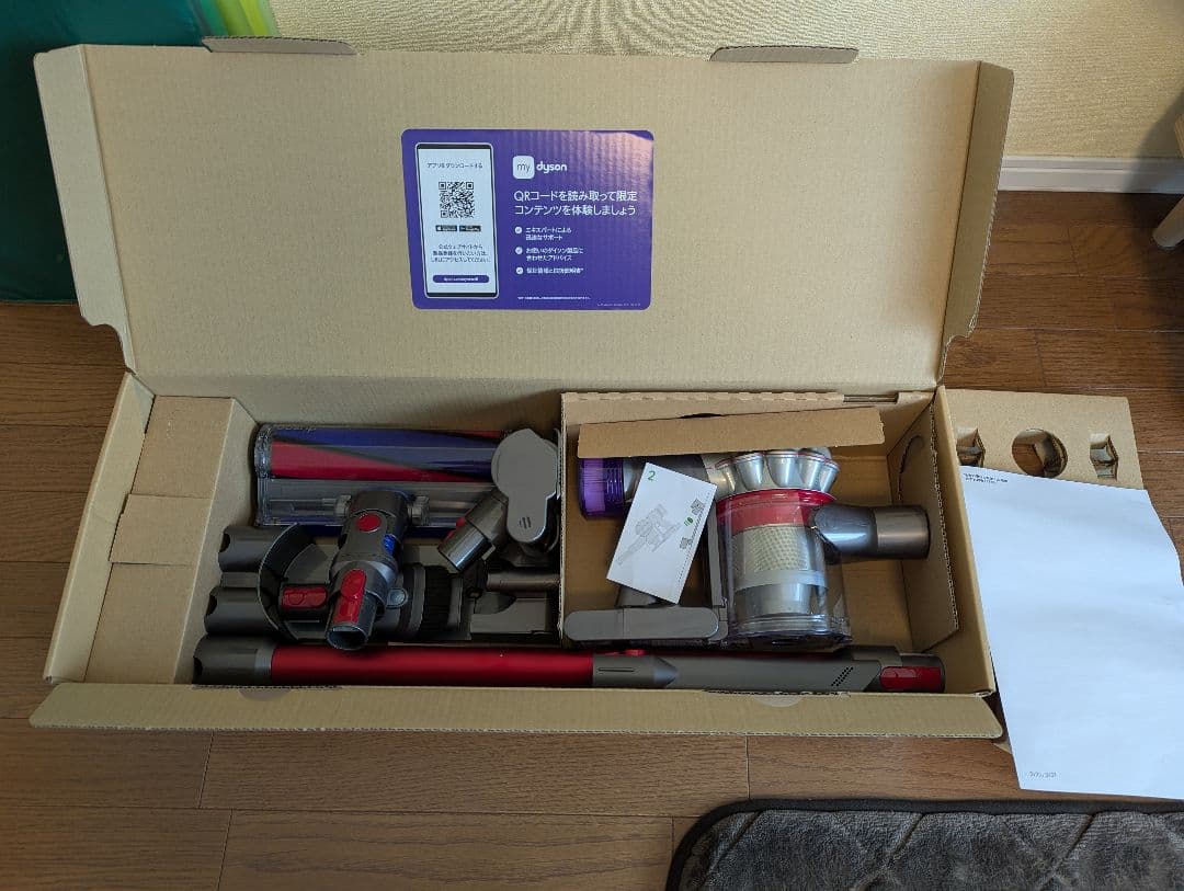 ［未使用］Dyson コードレス掃除機 各種アタッチメント付き　V8 SV25