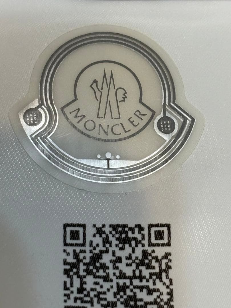 MONCLER フード付きオフホワイトスウェット　正面極小シミ有　sizeS〜M