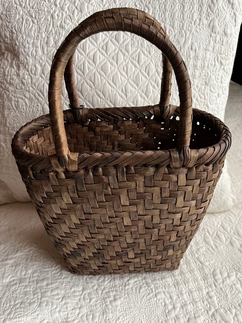 かごや　未使用　冬用　フェイクファー蓋付きくるみ籠　網代編み　　リネン巾着袋付き