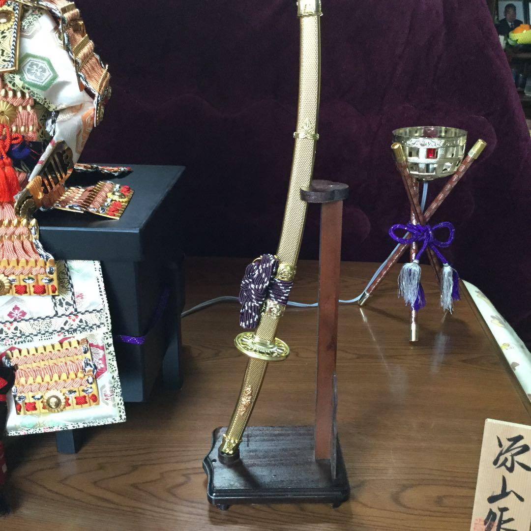 甲冑、御弓太刀飾、かがり火、　金屏風　　(源山作)