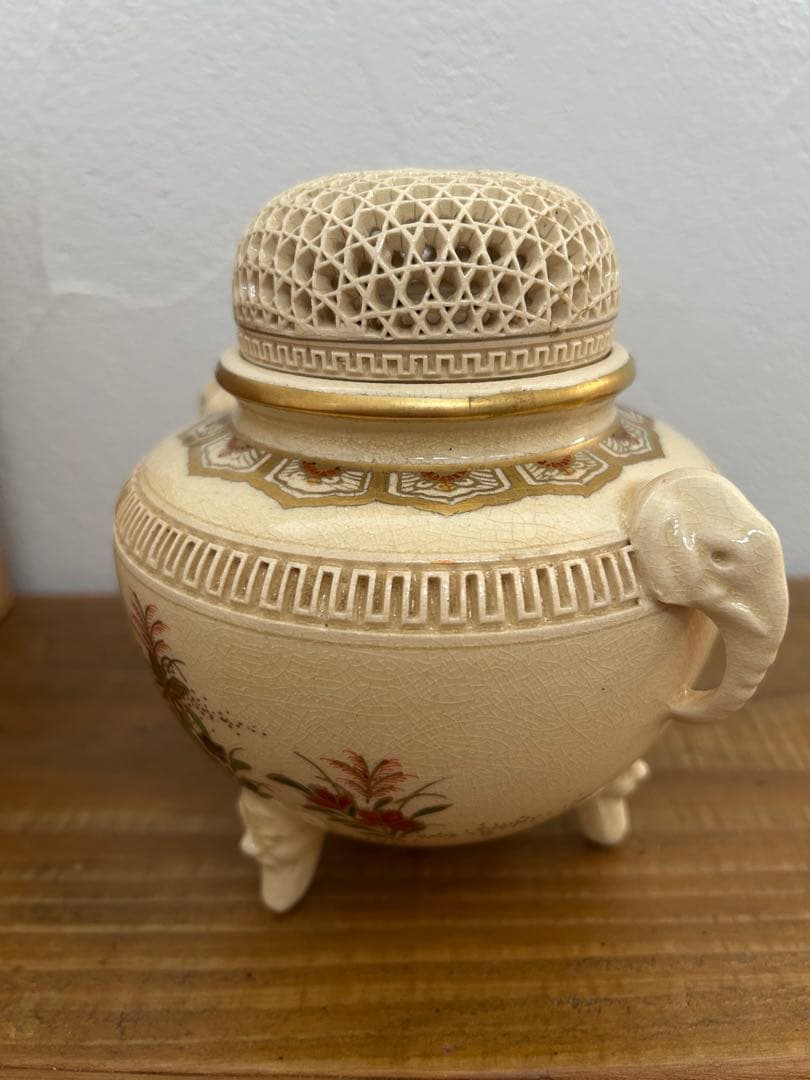 薩摩焼　香炉 花柄 ふた付き　白薩摩 三足 透かし蓋 箱