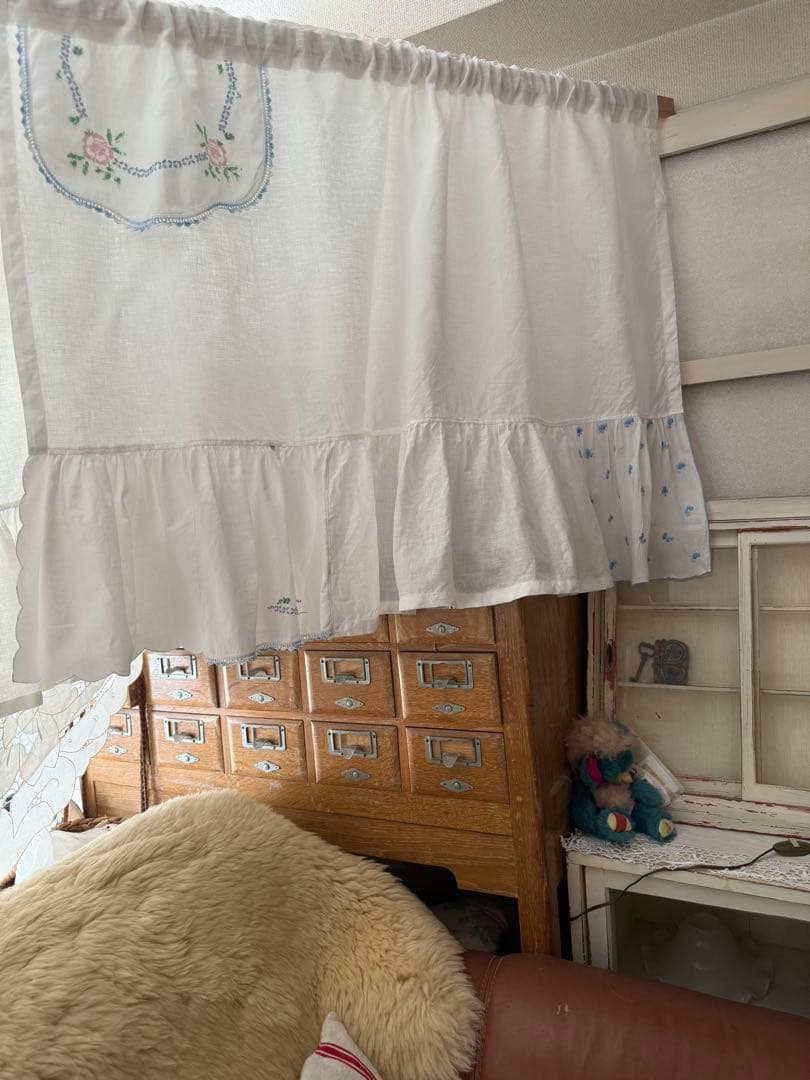 ナチュラルリネンとアンティーク刺繍のふりふりカーテン