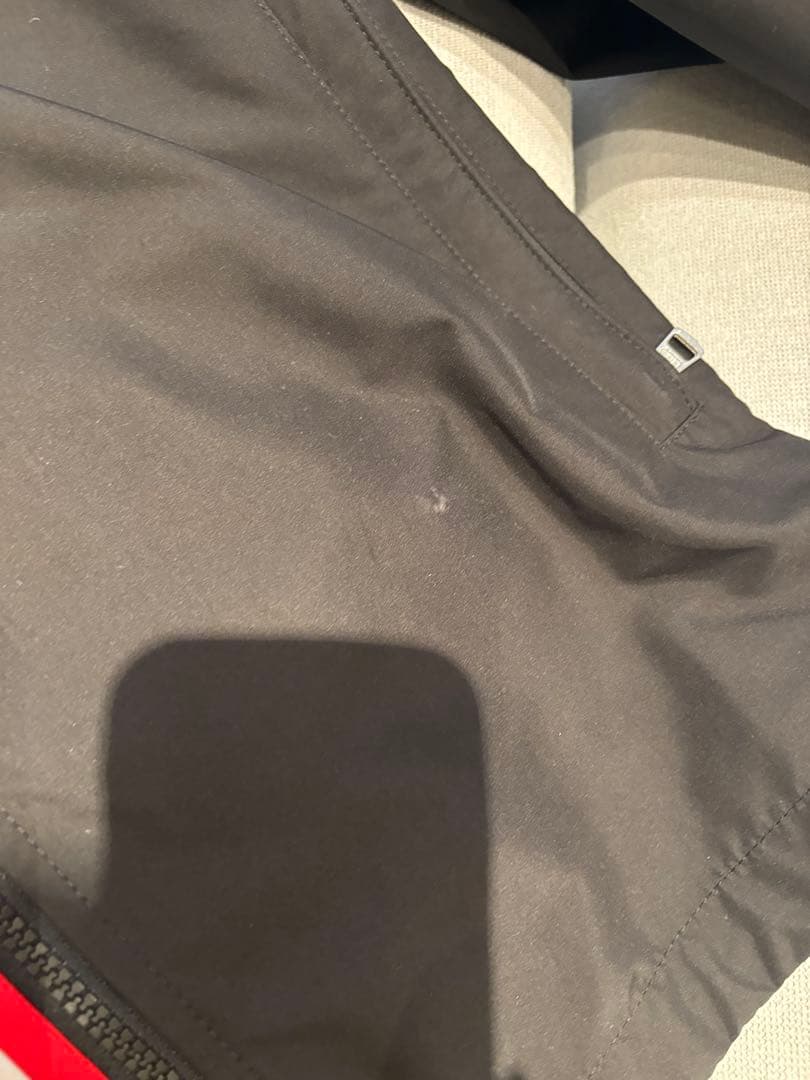 MONCLER ブラック ナイロンジャケット フード付き