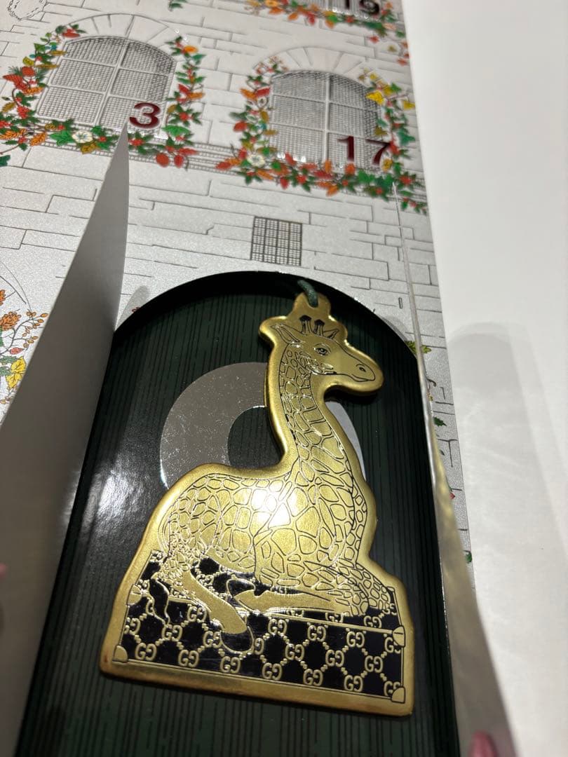 GUCCIのアドベントカレンダーです 2ヶ所開けて中身確認しました。