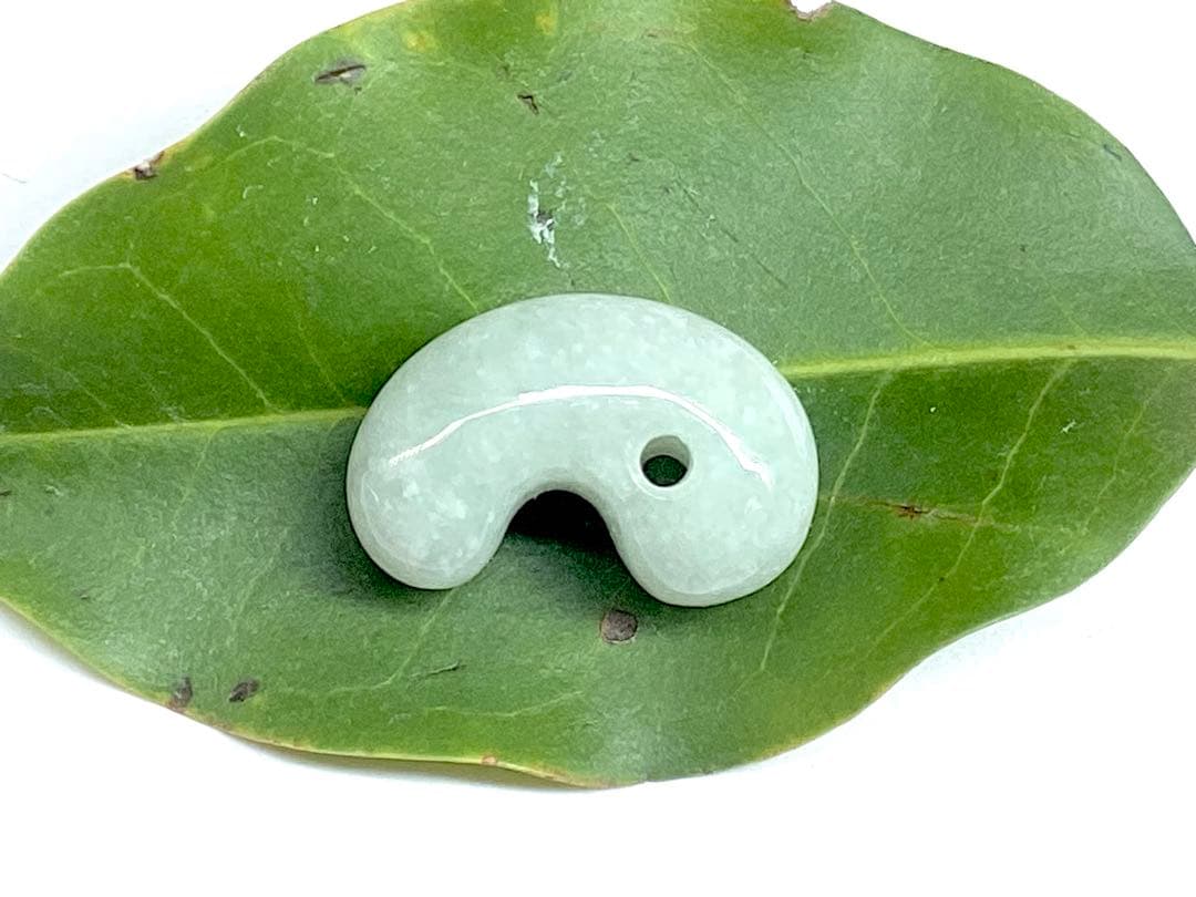 ✳高価なアイスジェイド**氷肌　糸魚川翡翠勾玉　本物の守護石をお身近に　鑑別書付