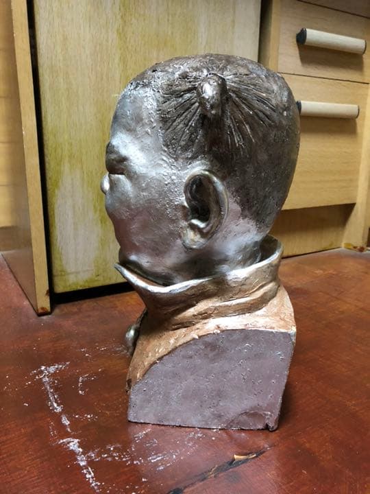 今村三郎作品 [泣く中国人の子供] 石膏彫刻 8万円。縦36横26幅20㎝