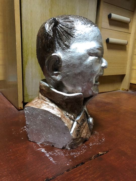 今村三郎作品 [泣く中国人の子供] 石膏彫刻 8万円。縦36横26幅20㎝