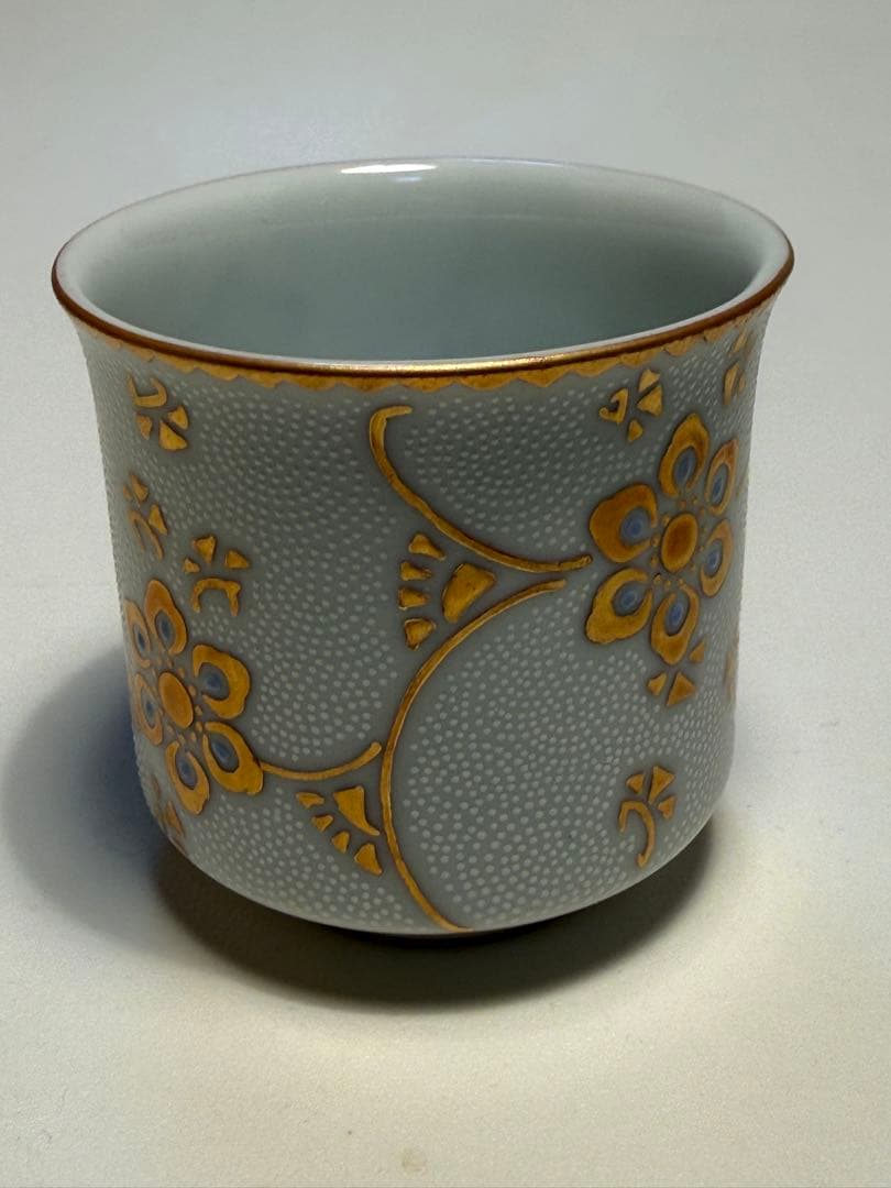 仲田錦玉　渦打白粒ぐい呑　共箱、共布、栞