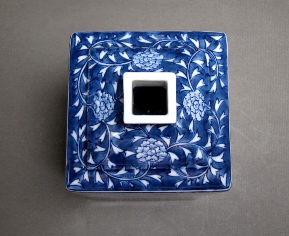 源右衛門窯　染錦間取菊牡丹絵　角花瓶　保存品　共箱　廃盤品　有田焼　色絵付　花生