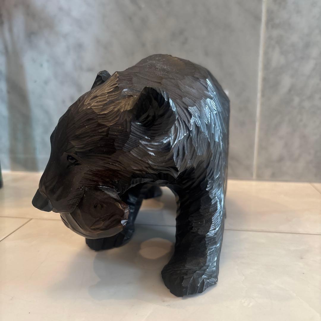 アイヌ名門堀井一族が手掛けたガラスの瞳で彫りや塗りが一級品のクマ