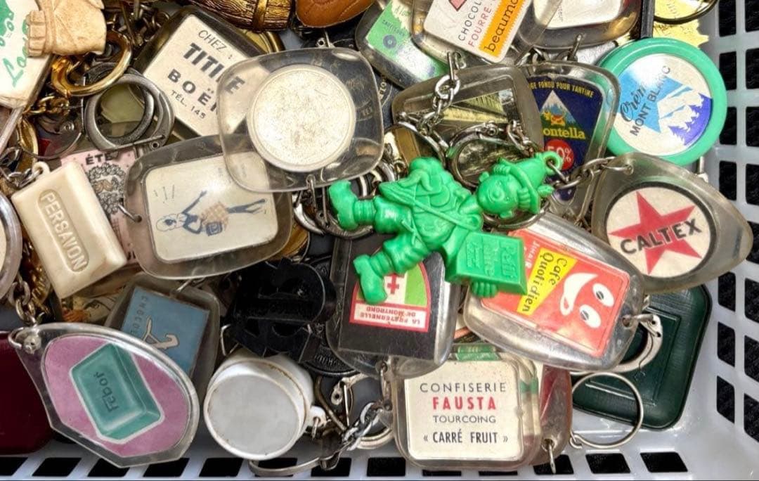 値下げ中!24【100個まとめて!】ヴィンテージ フランスフレンチ キーホルダー