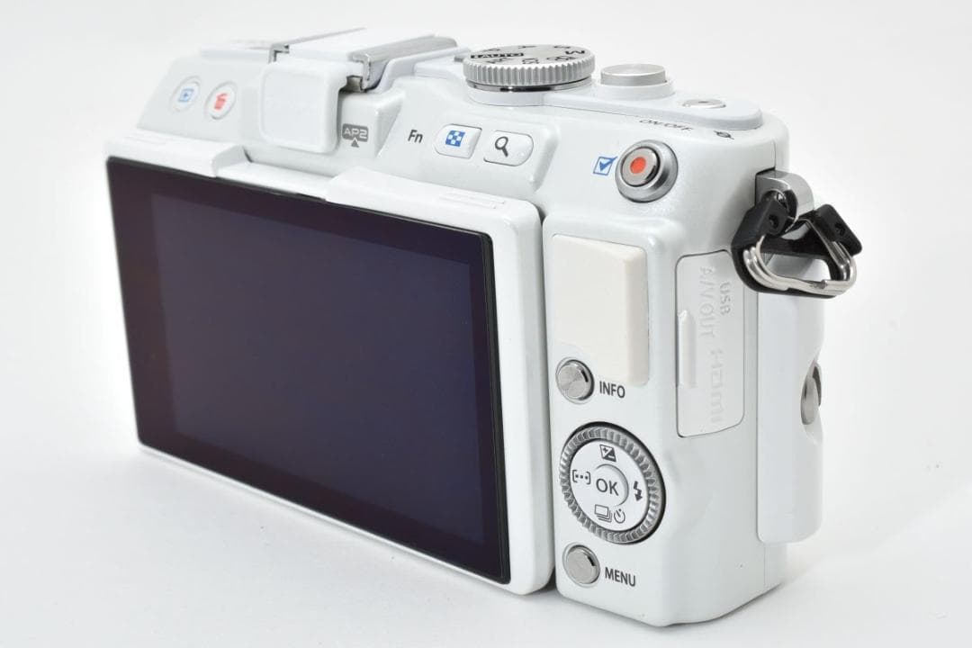 【わずか600回】 OLYMPUS PEN E-PL6 ミラーレス一眼カメラ