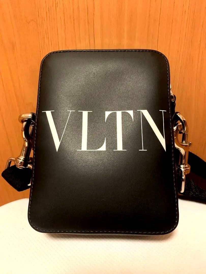 ヴァレンティノ VALENTINOレザーショルダーバッグ　美品