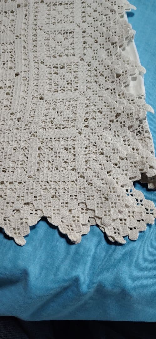ロンドンでみつけた手編みレースのテーブルクロス
