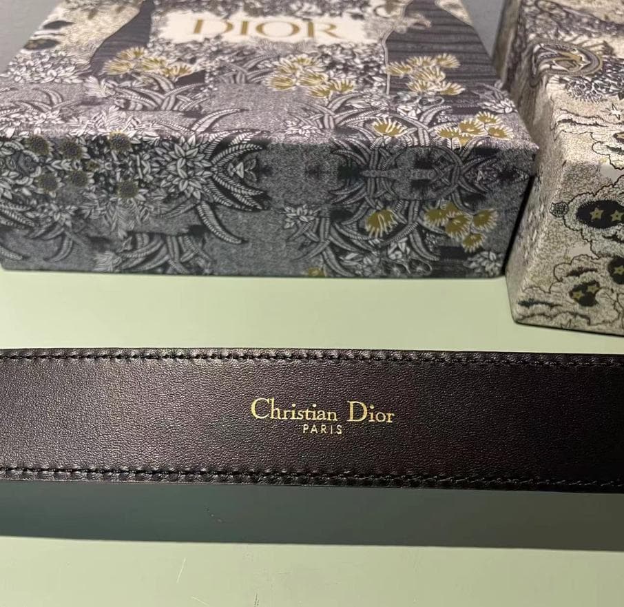 Dior 黒レザーベルト ロゴ入り