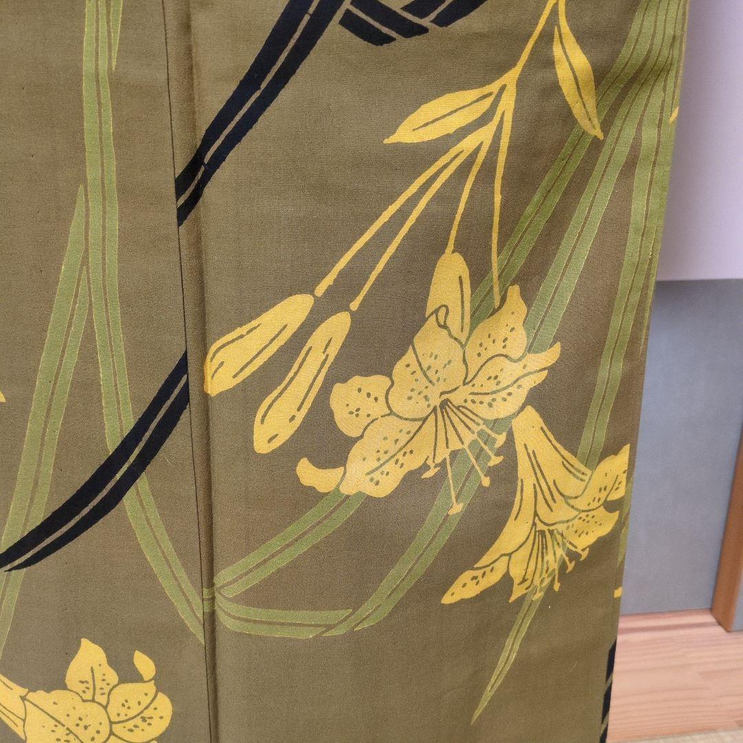 ❤コシノ　ジュンコ　新品　手縫い　浴衣 モスグリーンに山吹き色のユリ
