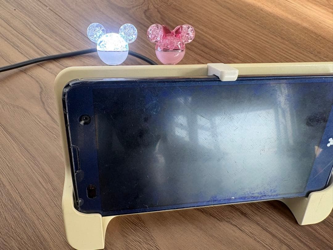 F07E docomo 卓上フォルダ　イヤホンジャック　スマホピアス2個、箱付き