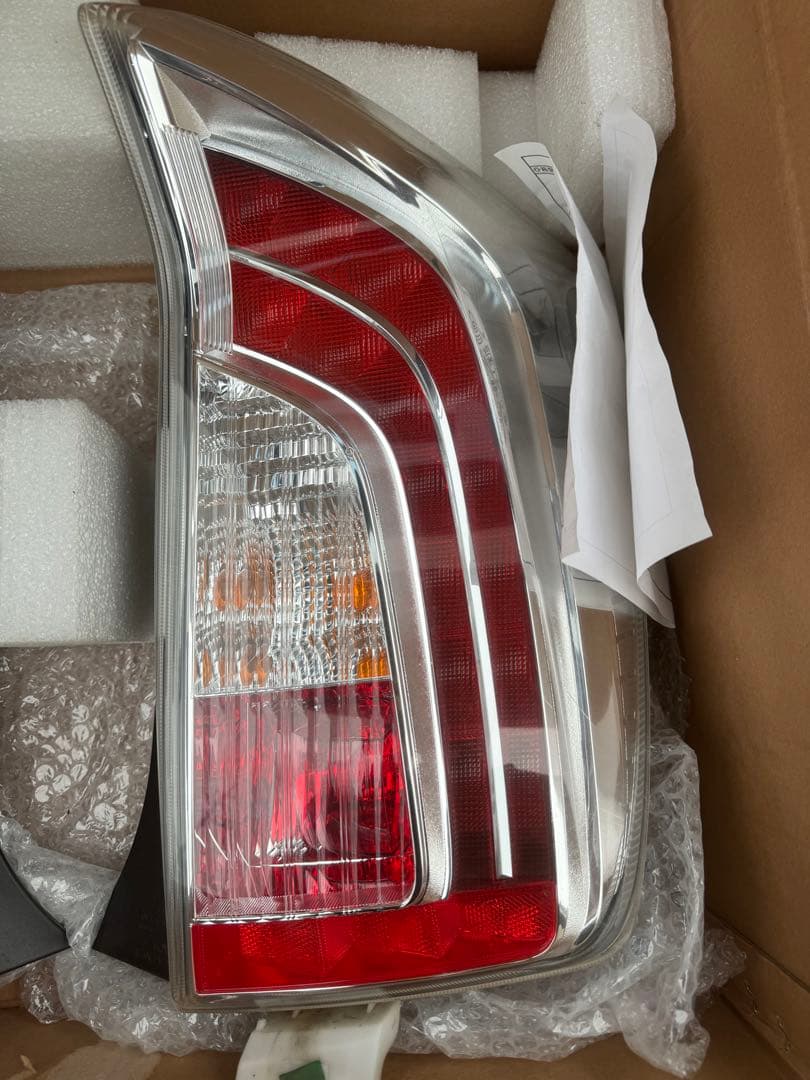 30プリウス後期純正テールライト　寒冷地仕様