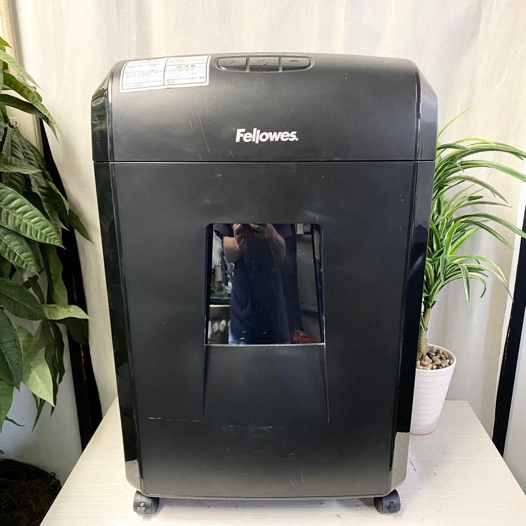 30Lでタップリ細断可能！デスクサイドシュレッダー