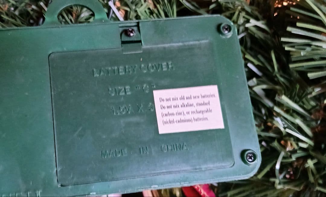 アーチストの制作した　クリスマスリース音楽がなります