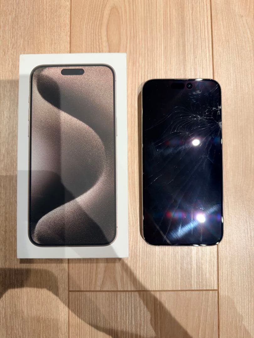 iPhone 15 Pro Max 256 gb本体 画面にひびあり
