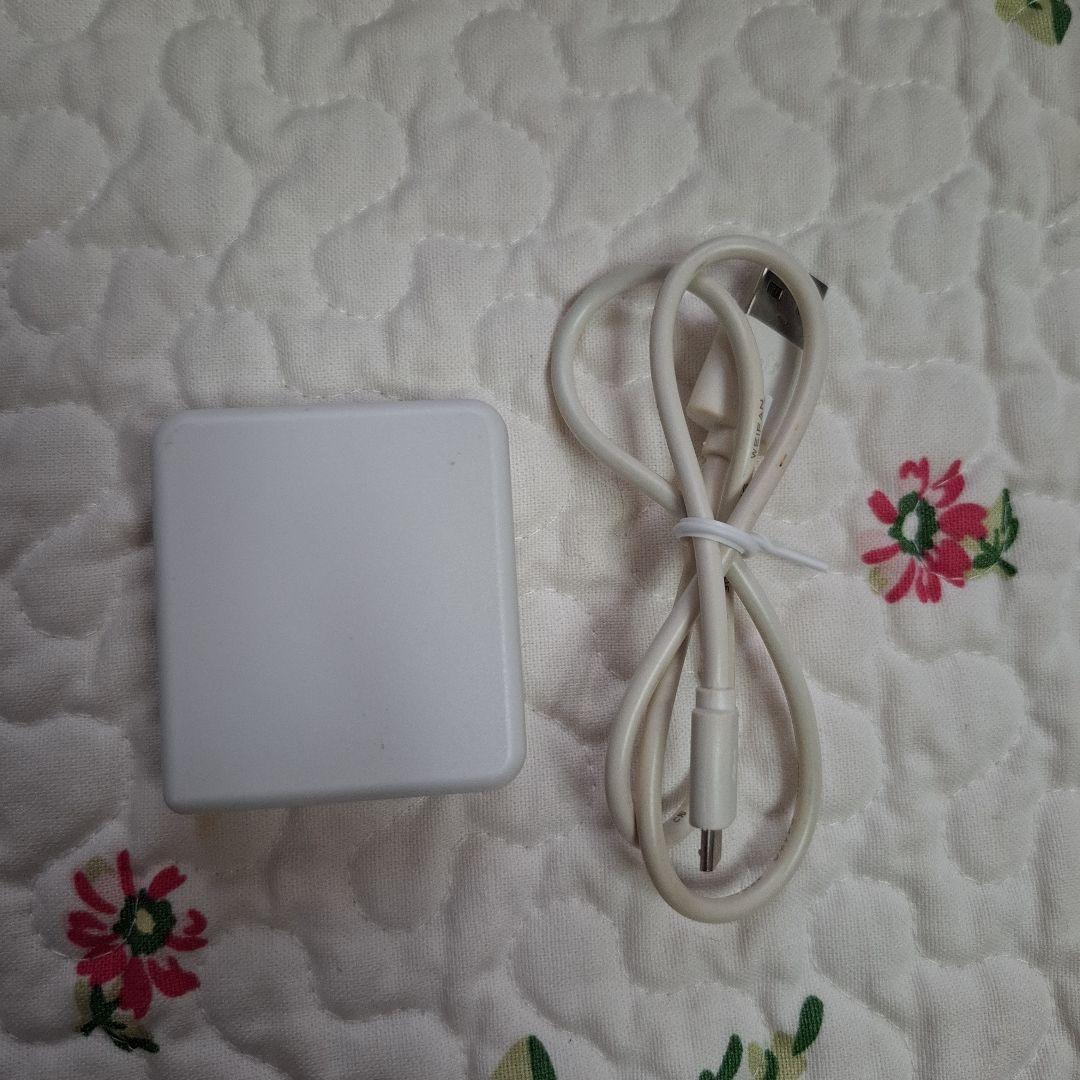 ドコモ　らくらくホン　F－01M　ホワイト ACアダプター・卓上ホルダー付き