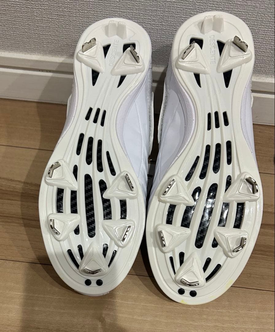 半額出品　定価18700円　25.5cm 白スパ　コウノエベルト　デサント