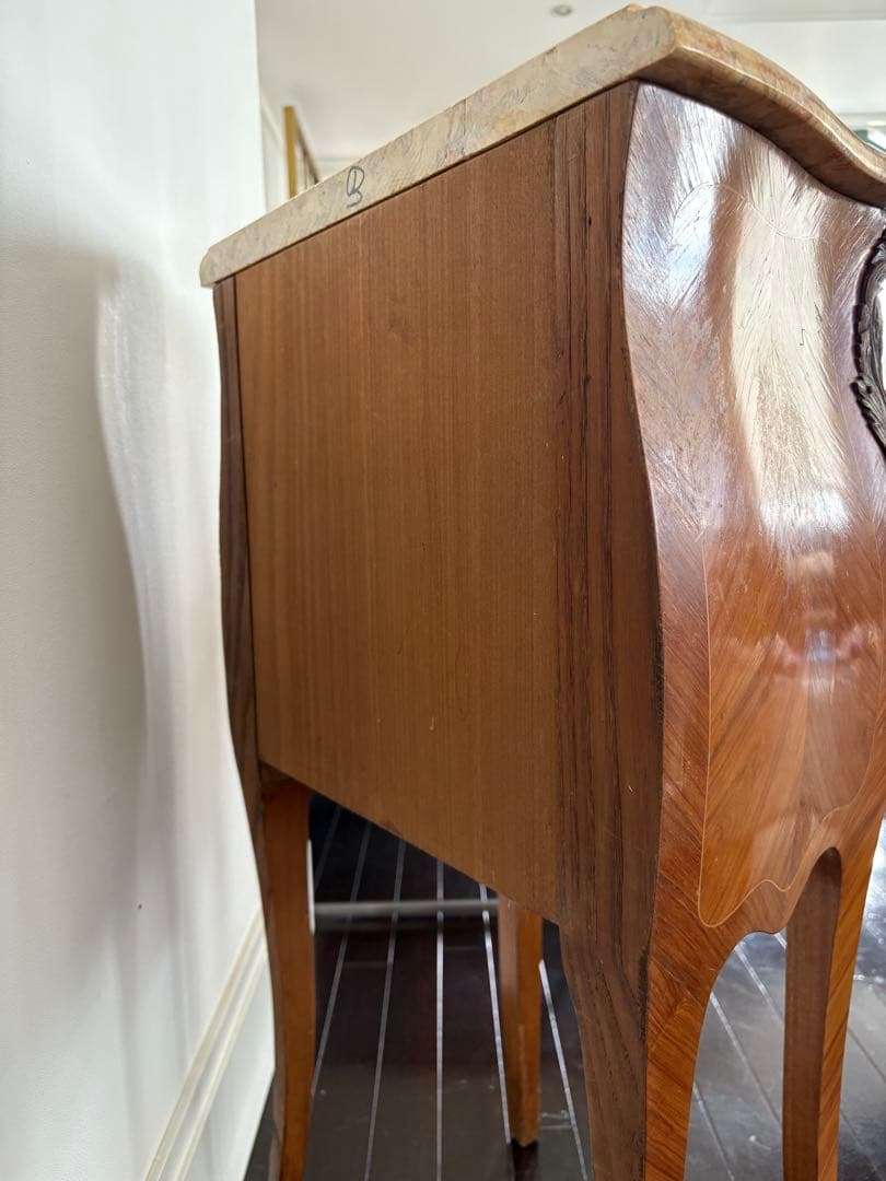 インレイと木目が美しい、スモールチェスト　大理石