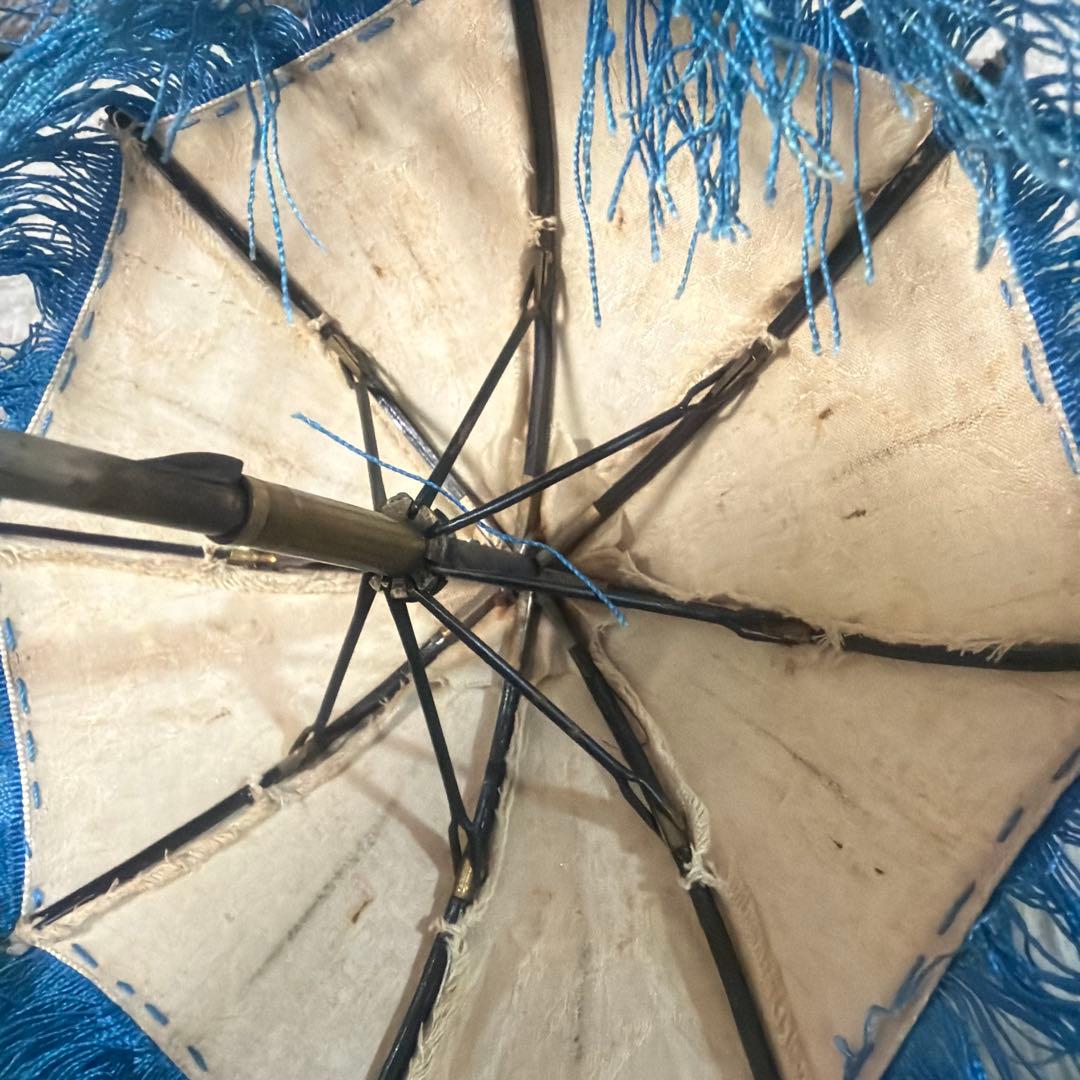 アンティーク小型傘 青いフリンジ付き