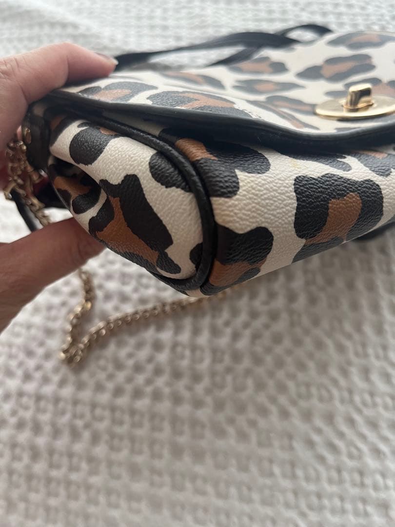 美品COACHコーチのヒョウ柄バック/斜め掛け、ショルダー付