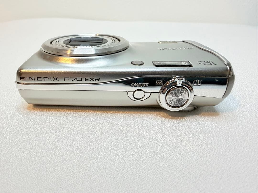 フジフィルム　FinePix F70 EXR シルバー