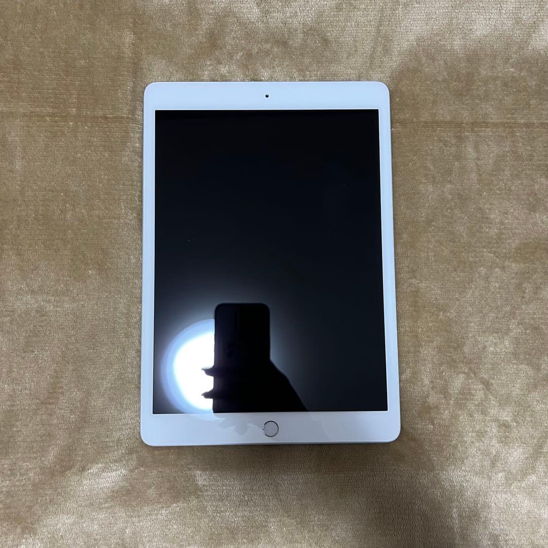 【美品】Apple iPad 第7世代Wi-Fiモデル シルバー32GBカバー付