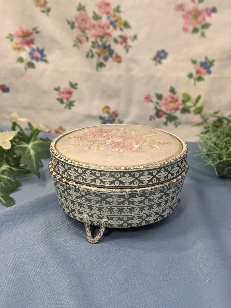 イギリス アンティーク Regent of London 刺繍 ガラス小物入れ