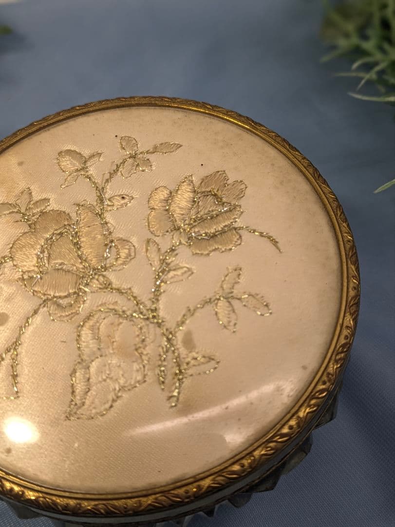 イギリス アンティーク Regent of London 刺繍 ガラス小物入れ