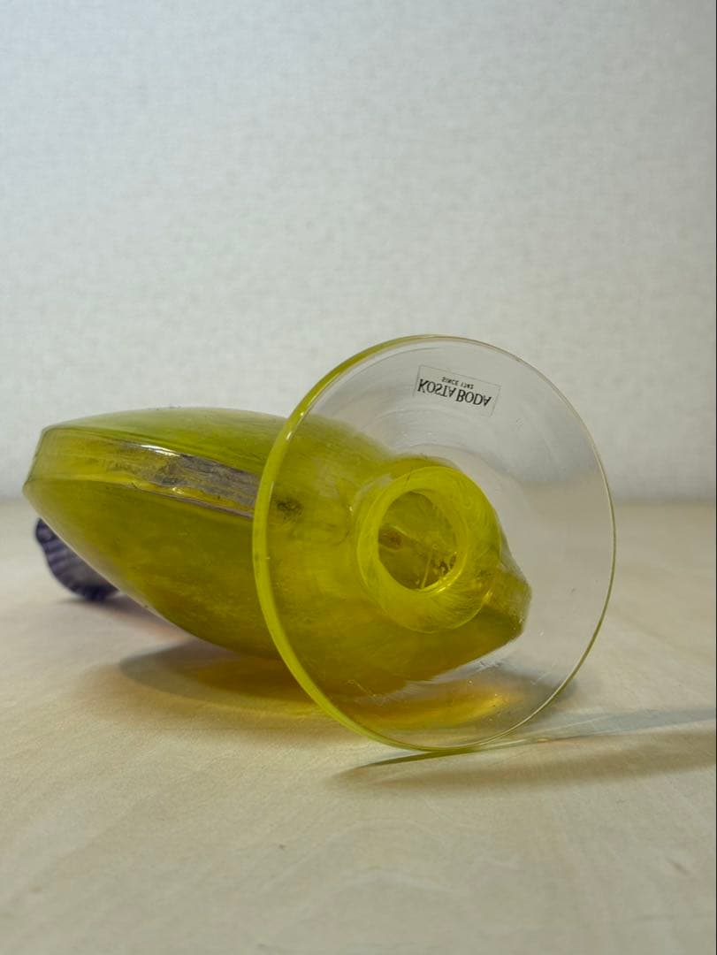 紫と黄色のガラス花瓶　Kosta Boda