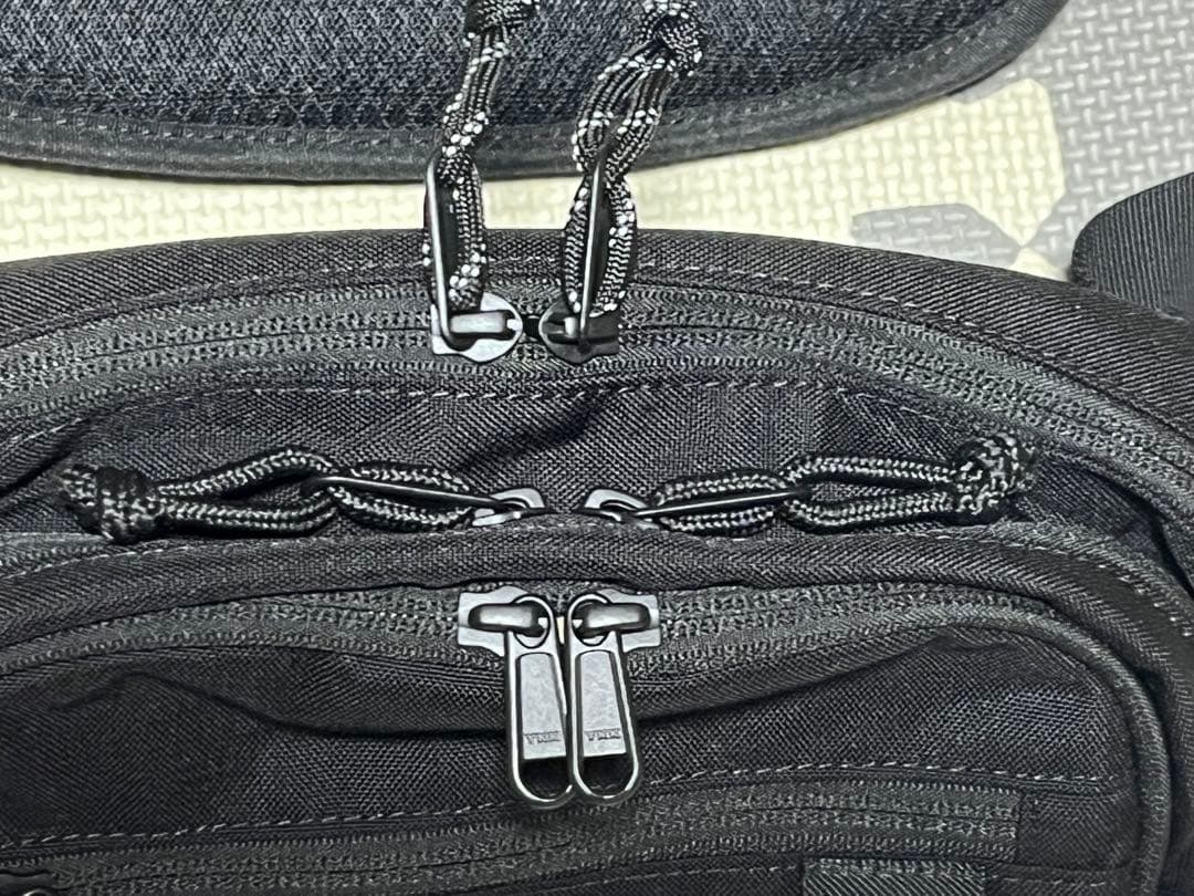 hugoo ブラック ヒップバッグ