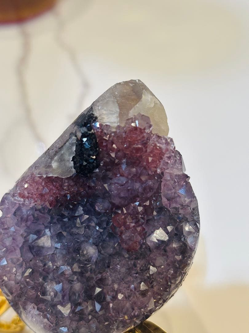 珍しい　4種色付いてるのアメジスト 置物 金色スタンド付き