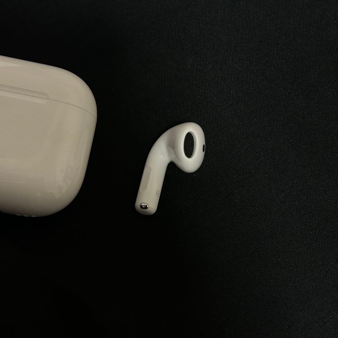 AirPods4 本体 ￥2,9800ノイズキャンセリング搭載、ケース・片耳（R