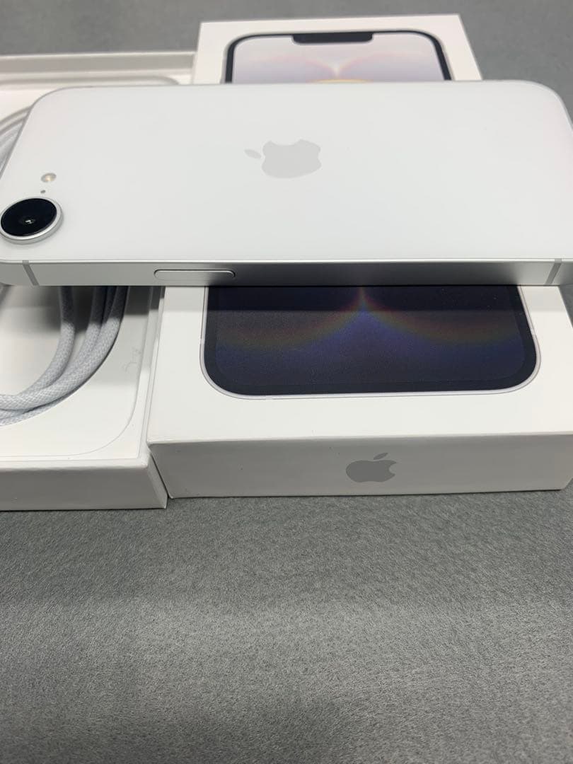 新品同様　国内版　simフリー　iPhone16e 256gb 充電4回