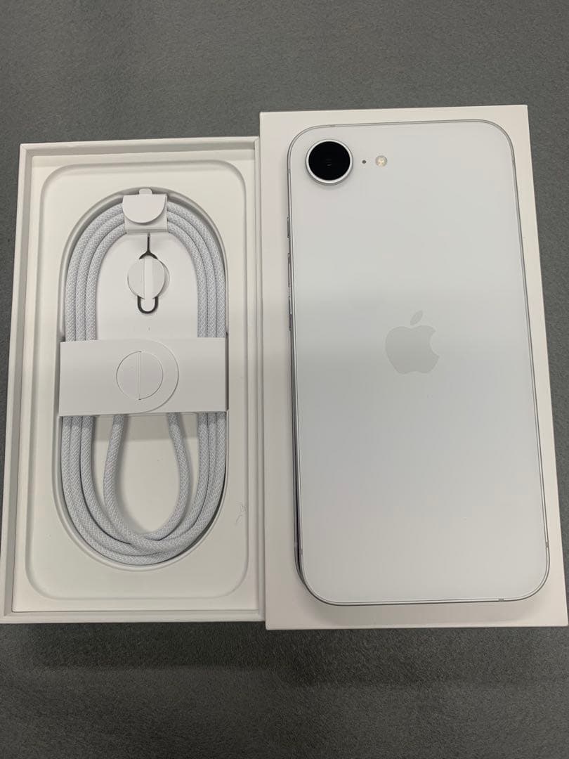 新品同様　国内版　simフリー　iPhone16e 256gb 充電4回