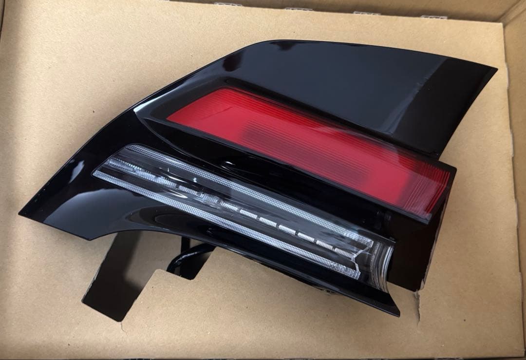 60プリウス　Zグレード　新古品テールライト3点セット