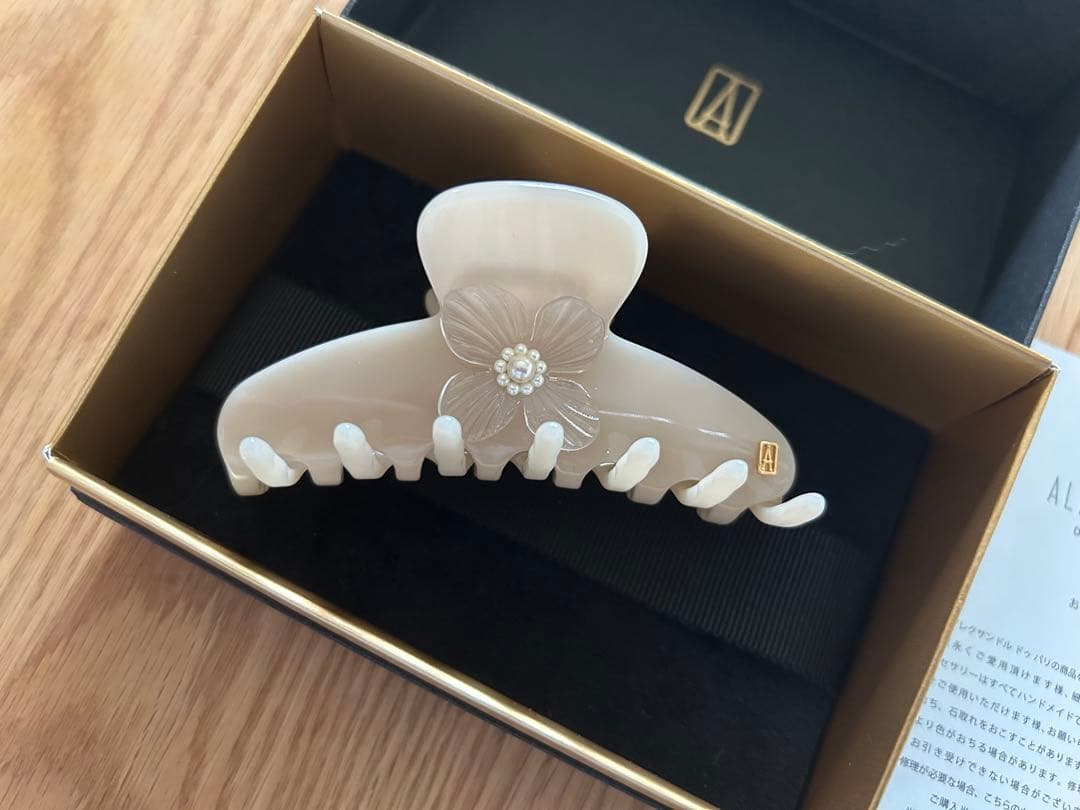 夏蜜柑さま専用　新品同様 アレクサンドルドゥパリ パールの花びらがかわいい