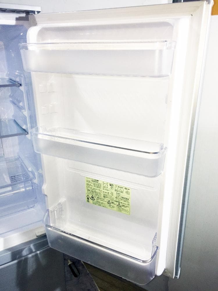 玄関前SHARP 167L 冷蔵庫【SJ-D17D-S】E4AO