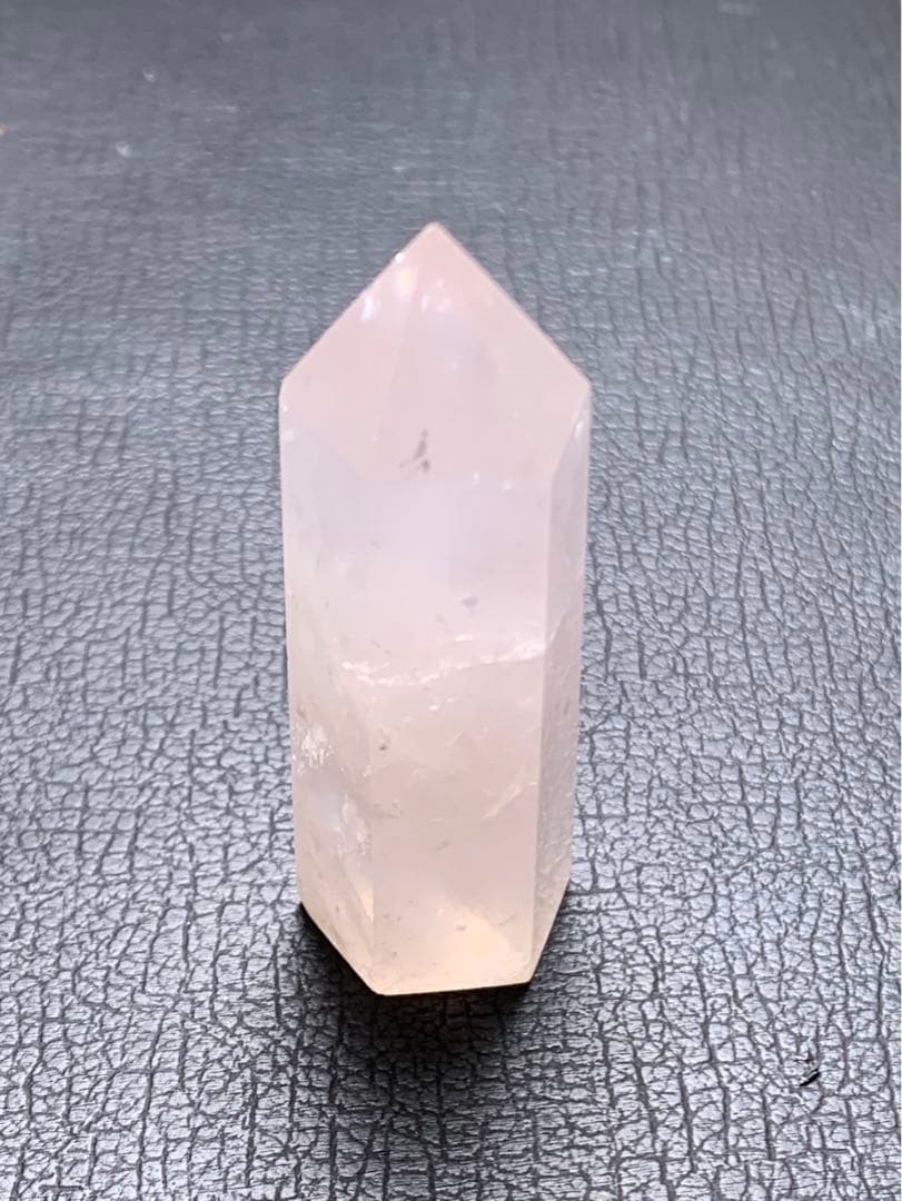 051597 ローズクォーツ六角柱　虹入り