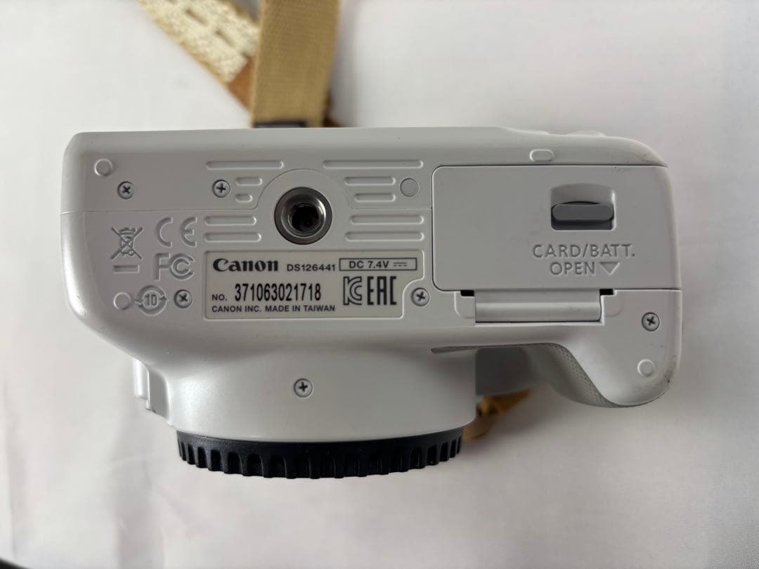 Canon EOS kiss x7ホワイトボディ＆レース柄ストラップ