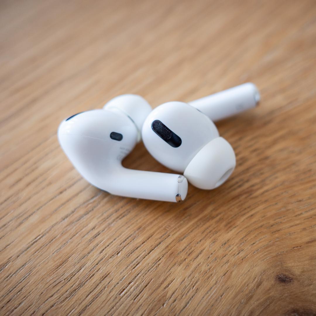 【美品】AirPods Pro 本体 ホワイト 充電ケース付き