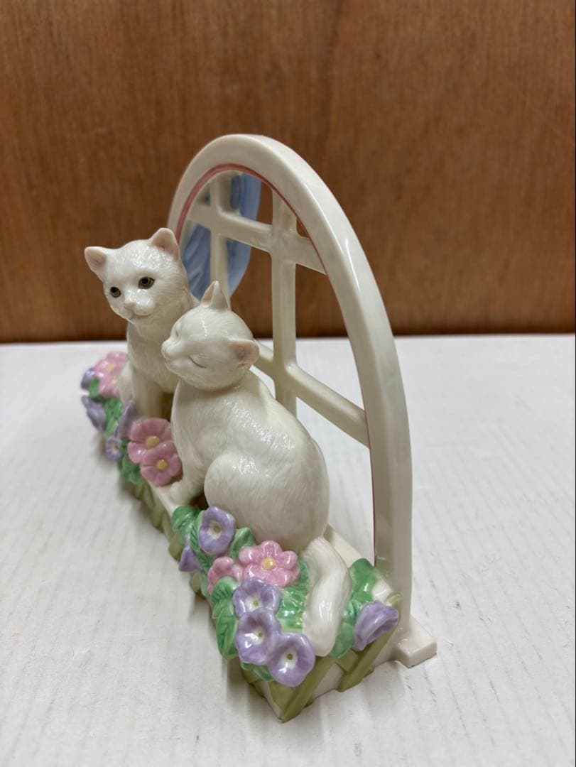 レノックス 猫 フィギュリン Love in bloon 窓辺の2匹の猫